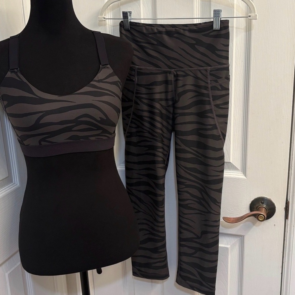 Old Navy Black and Gray Zebra Print Leggings - Picture 10 of 10